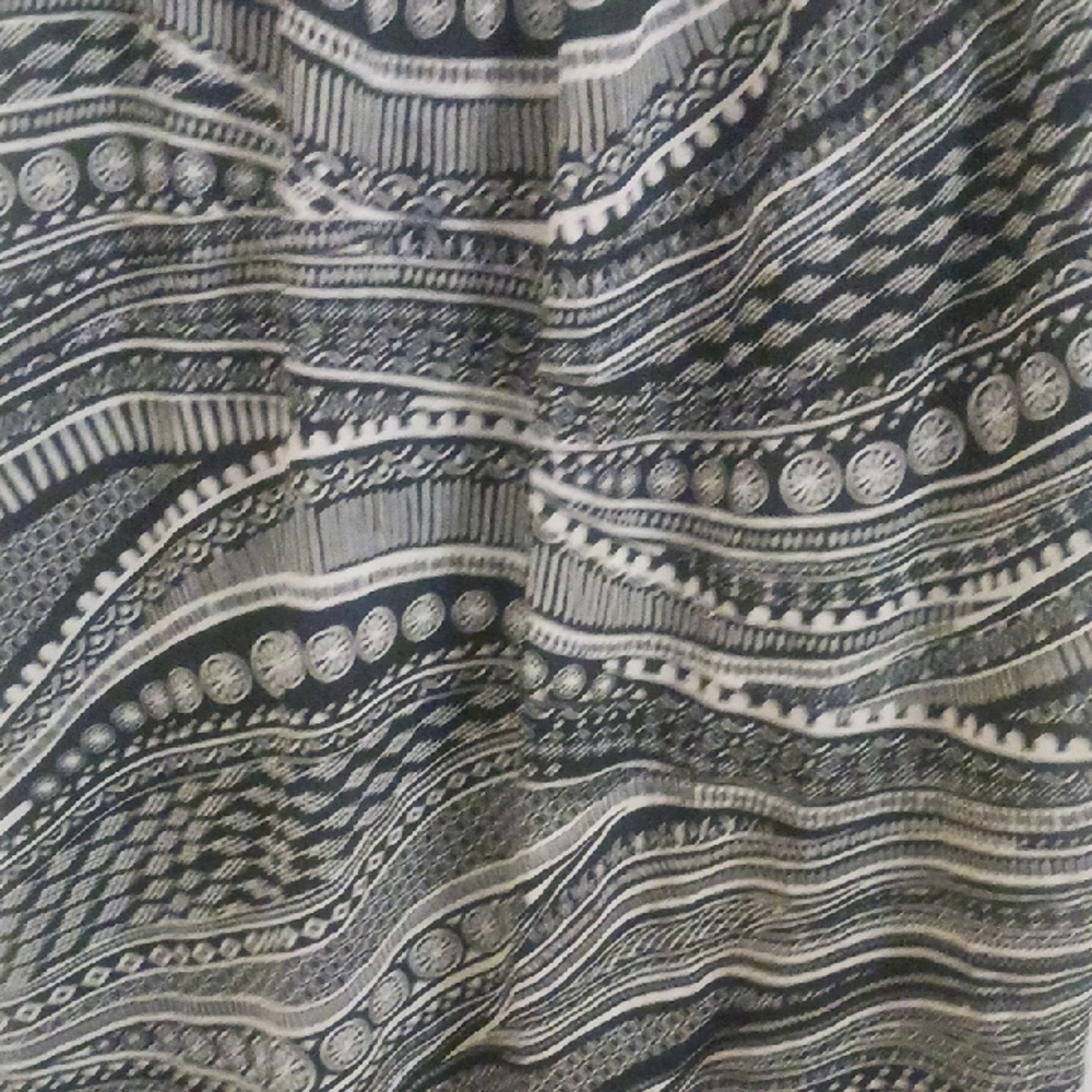 Elegant Black and Gray Patterned Maxi Dress - Picture 8 of 10